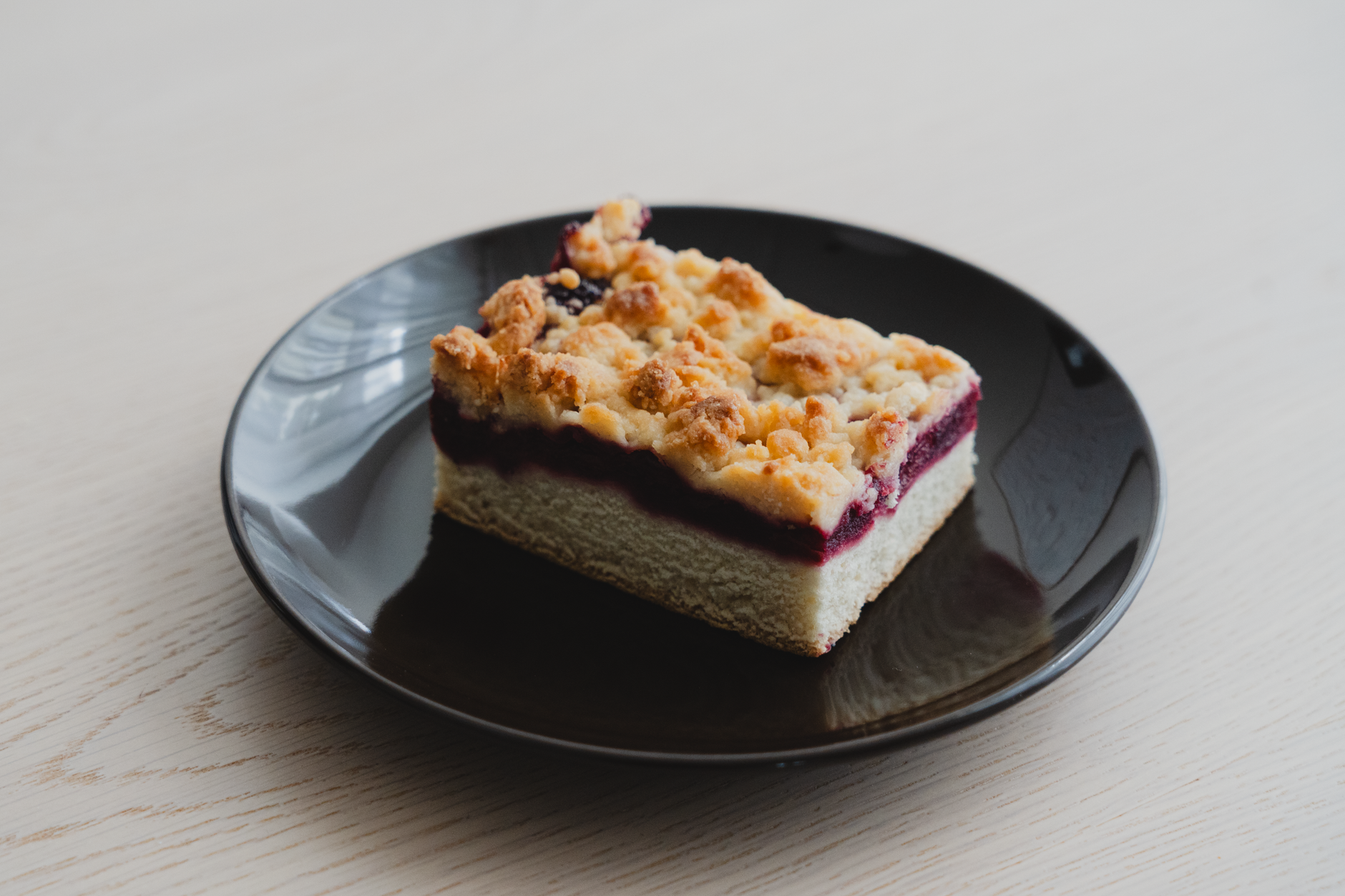 お皿に盛られたケーキ