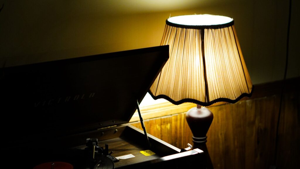 暖かい照明が灯る夜の部屋