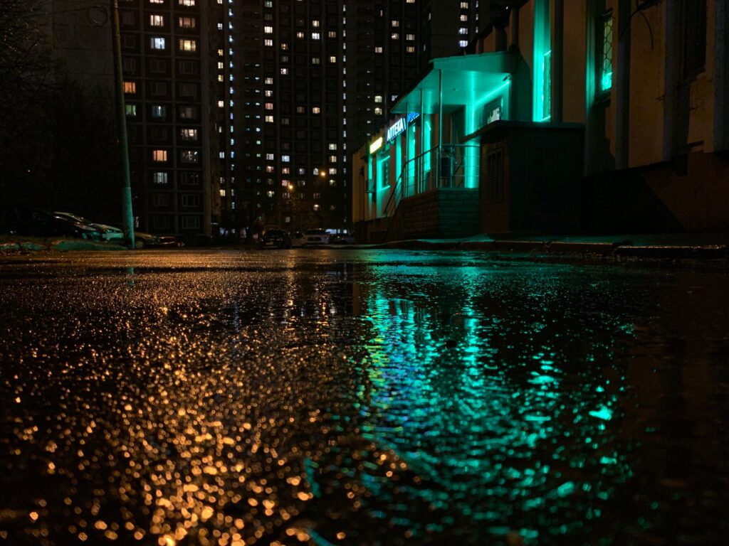雨に濡れた夜の街