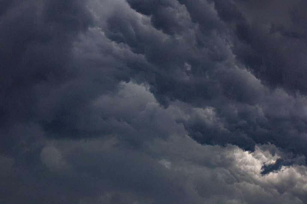 重たく垂れこめた雲